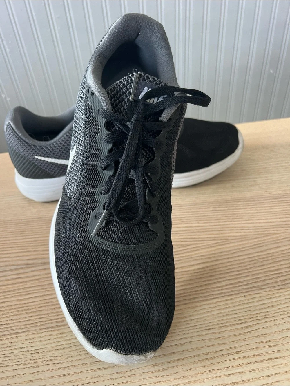 Nike Revolution 3 Men’s sneaker / Black, white & gray / Size: 10 / Lifestyle